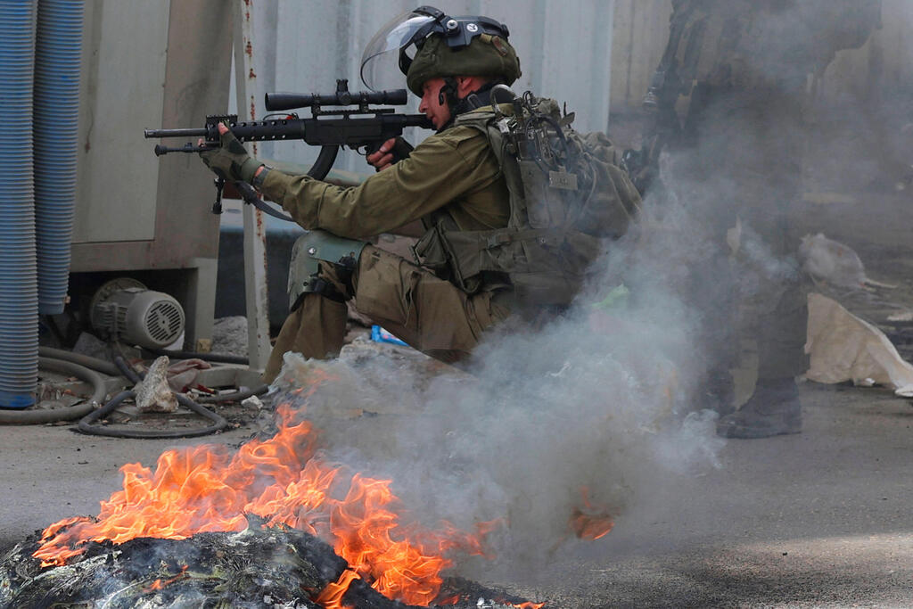 IDF soldiers clash with Palestinian rioters on West Bank (Photo: AFP) לוחמים בעזון, שומרון