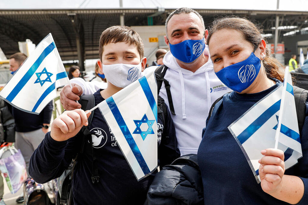 Ukrainian immigrants arrive in Israel 