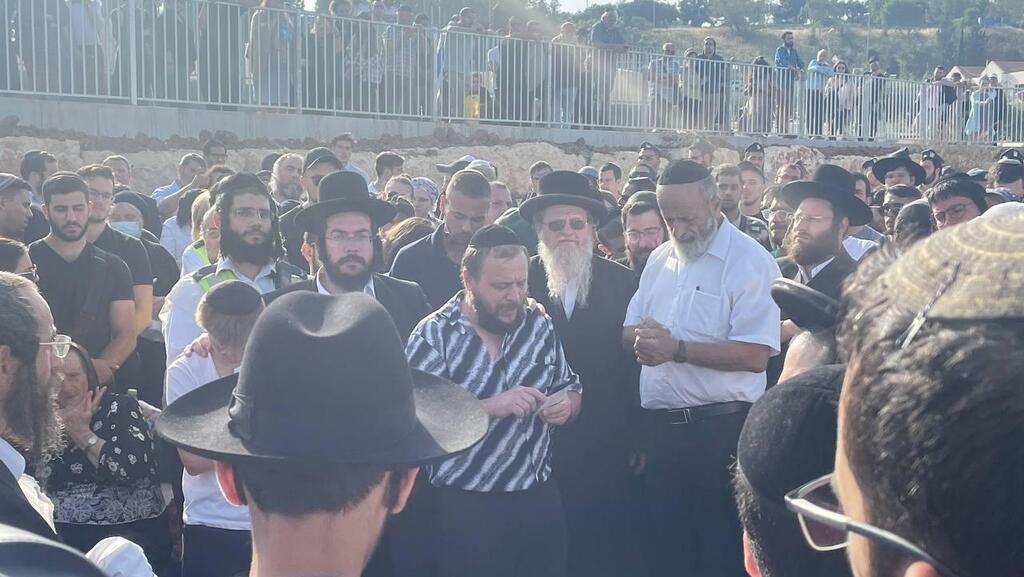 אבא של ויאצ'סלב דניאל גולב  ז''ל קורא קדיש בקברו