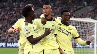 שחקני ארסנל חוגגים