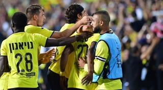 שחקני מכבי נתניה חוגגים עם פטריק טוואמסי