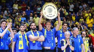 שחקני מכבי ת"א כדורעף עם צלחת האליפות