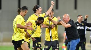 שחקני מכבי נתניה חוגגים עם בני לם