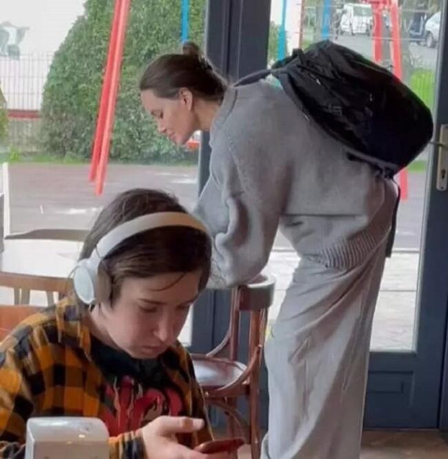 אם רק היה מרים לרגע את הראש. אנג'לינה ג'ולי מבקרת בבית קפה בעיר לבוב שבאוקראינה