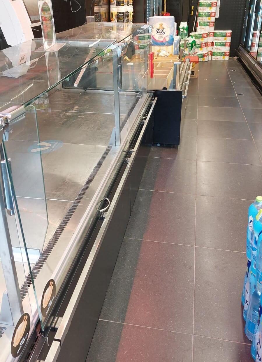 חתולים במעדניית AM:PM בסניף שינקין שבתל אביב
