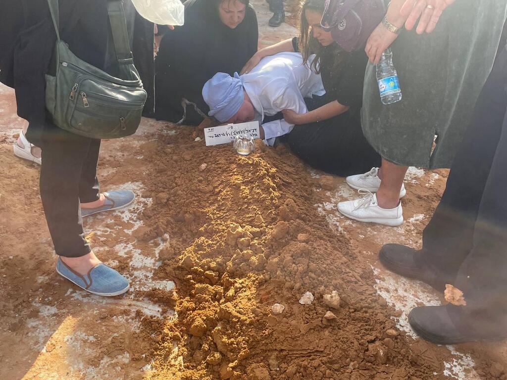 Golev's mother Nadezhda sobs over her son's fresh grave in the Beit Shemesh Cemetery (Photo: Haim Goldich) אימו של ויאצ'סלב דניאל גולב ז''ל בקברו