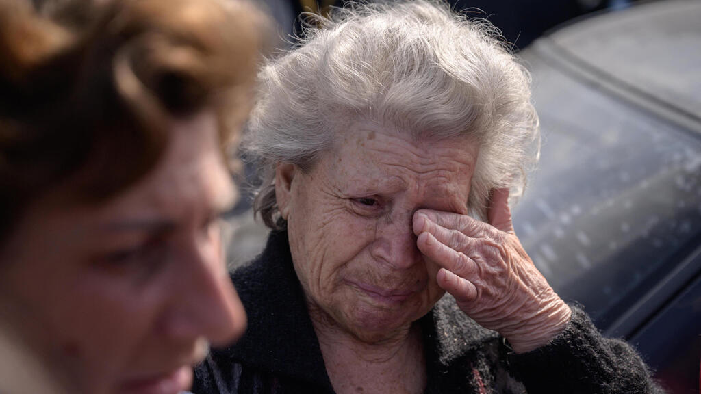 Выжившие жители Мариуполя (Фото: AFP ) תושבים מ מריופול שהסתתרו במפעל אזובסטל מגיעים לעיר זפוריז'יה ב אוקראינה