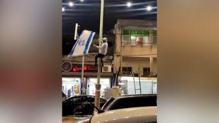 תיעוד: נער ערבי בן 16 מטפס על עמוד חשמל ומשליך את דגלי ישראל בנצרת