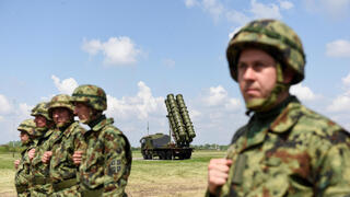 סרביה תרגיל צבאי הצגת מערכת טילים נגד מטוסים שנקנתה מ סין