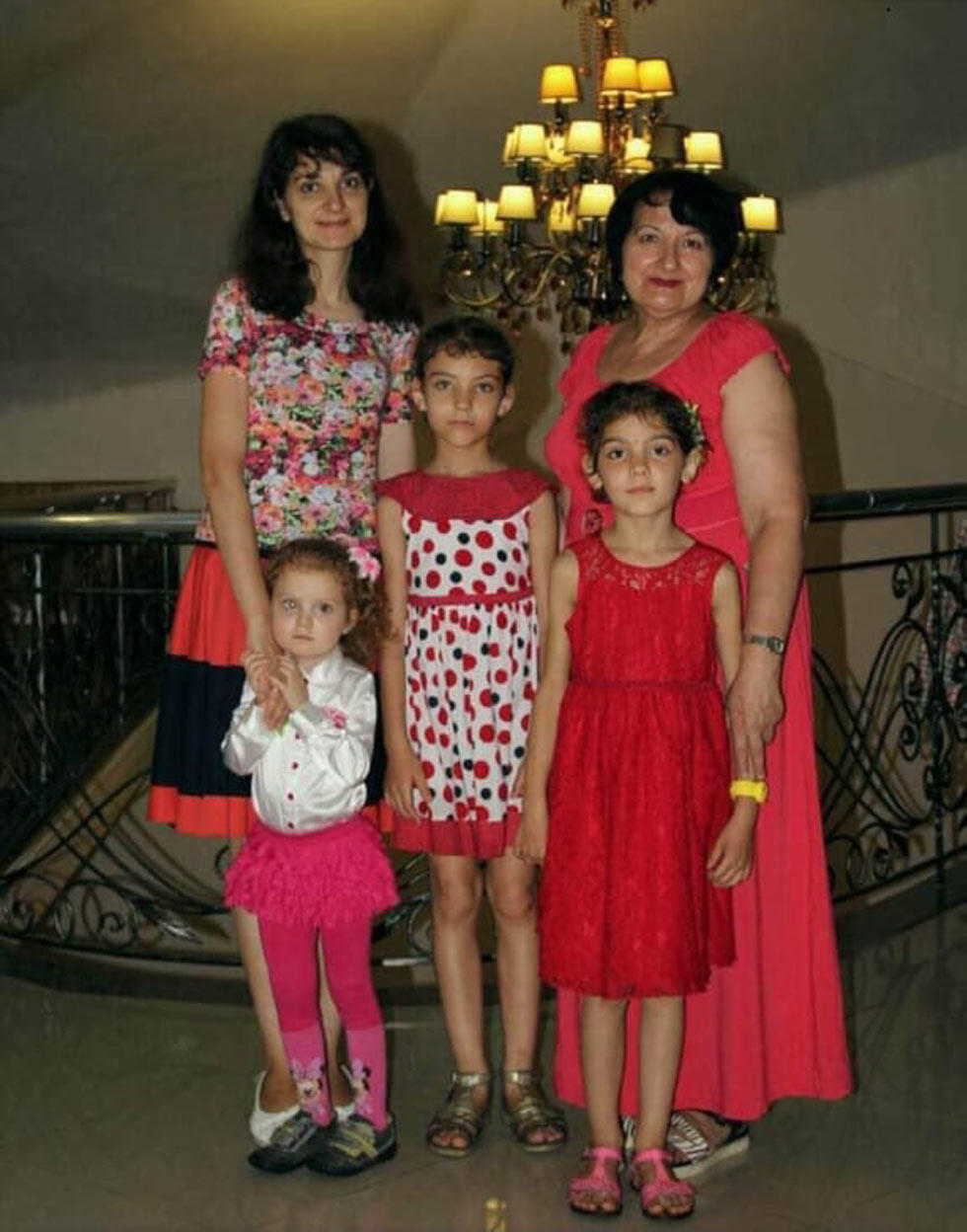Анна с мамой и дочерьми