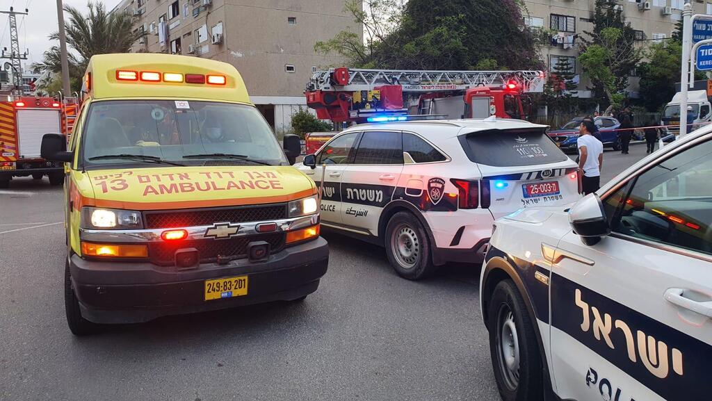 ניידות ואמבולנסים בזירת התאונה ברחוב רב שאולי באשדוד