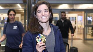 תמנע נלסון לוי עם מדליית הזהב