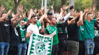 אוהדי מכבי חיפה מפגינים מול ההתאחדות