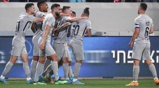 שחקני מכבי חיפה חוגגים עם אצילי