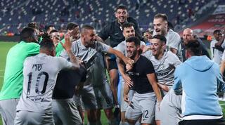 שחקני מכבי חיפה חוגגים