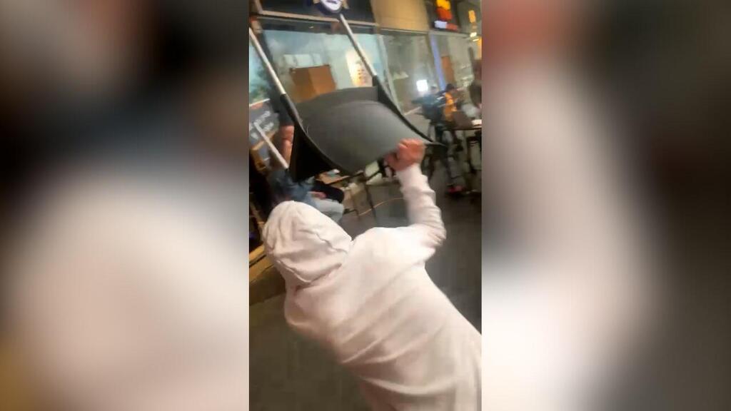 Фрагмент видеозаписи בשידור חי - כיסא הושלך לעבר אמיר חצרוני