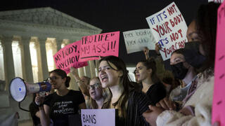 הפגנה מול בית המשפט העליון ב ארה"ב בעקבות הדלפה על ההחלטה לבטל את הזכות ל הפלה