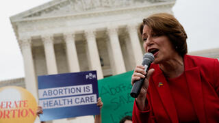 ה סנאטורית איימי קלובשר בהפגנה נגד ביטול הזכות לה הפלה הפלות ב ארה"ב מול בית המשפט העליון ב וושינגטון