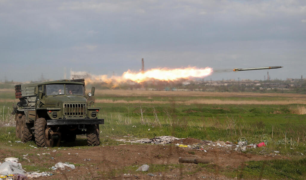 תיעוד ירי רקטות של המורדים הפרו-רוסים על מפעל אזובסטל ב מריופול אוקראינה