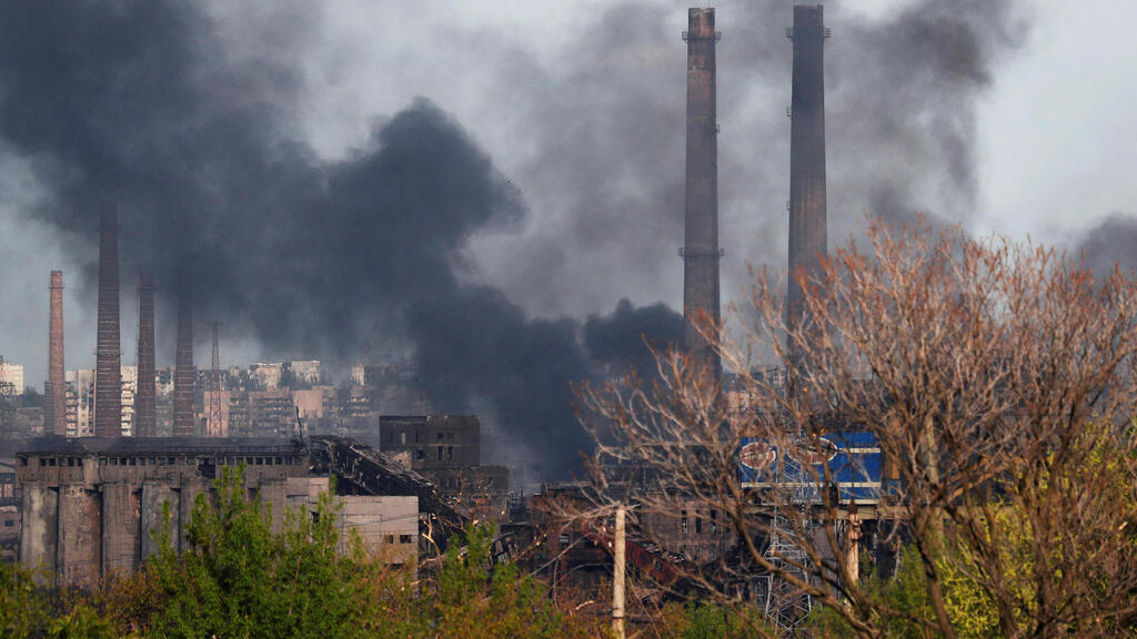 עשן ב מפעל אזובסטל ב מריופול אוקראינה