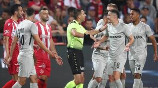 רועי ריינשרייבר מרגיע את שחקני מכבי חיפה