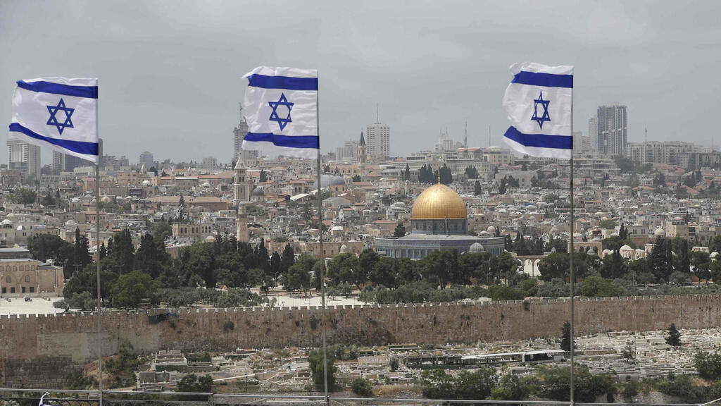 דגלי ישראל בחצי התורן בירושלים
