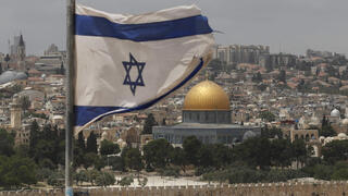 דגלי ישראל בחצי התורן בירושלים