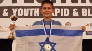 אלירן שילון על הפודיום