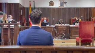 יערער. סאנטי מינה בבית המשפט