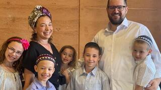 "רצינו שהילדים יהיו ישראליים, שידברו עברית". רייצ'ל ואדם הופקינס עם ילדיהם
