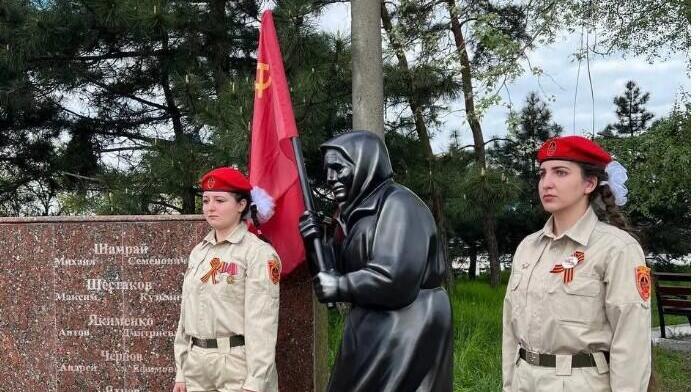 Памятник бабушке с советским флагом в Мариуполе