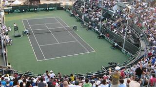 אצטדיון קנדה הומה בצופים