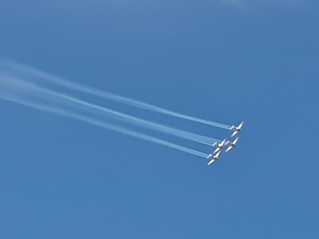 Israeli Air Force aircraft glide over Tel Aviv beach (Photo: Moti Kimchi) מטס חיל האוויר מחוף ת"א
