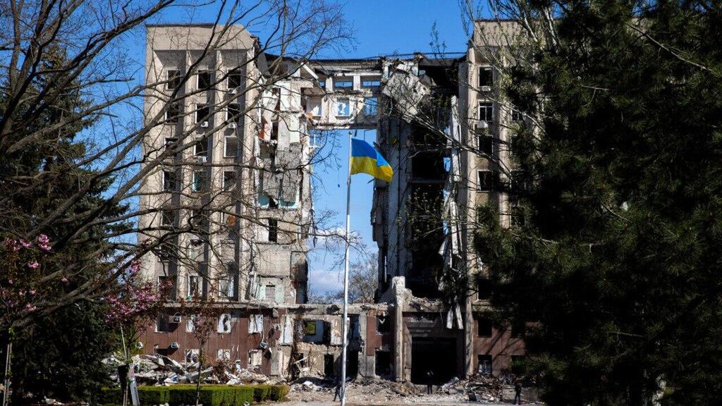 דגל אוקראינה מתנוסס ליד בניין הממשל שהופגז ע"י הצבא הרוסי