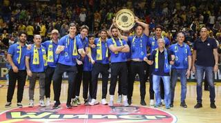 מכבי כדורעף עם צלחת האליפות ביד אליהו