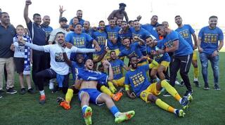 שחקני ריינה חוגגים עלייה לליגת העל