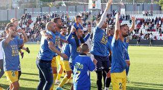 שחקני ריינה חוגגים עלייה לליגת העל