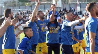 שחקני ריינה חוגגים עלייה לליגת העל