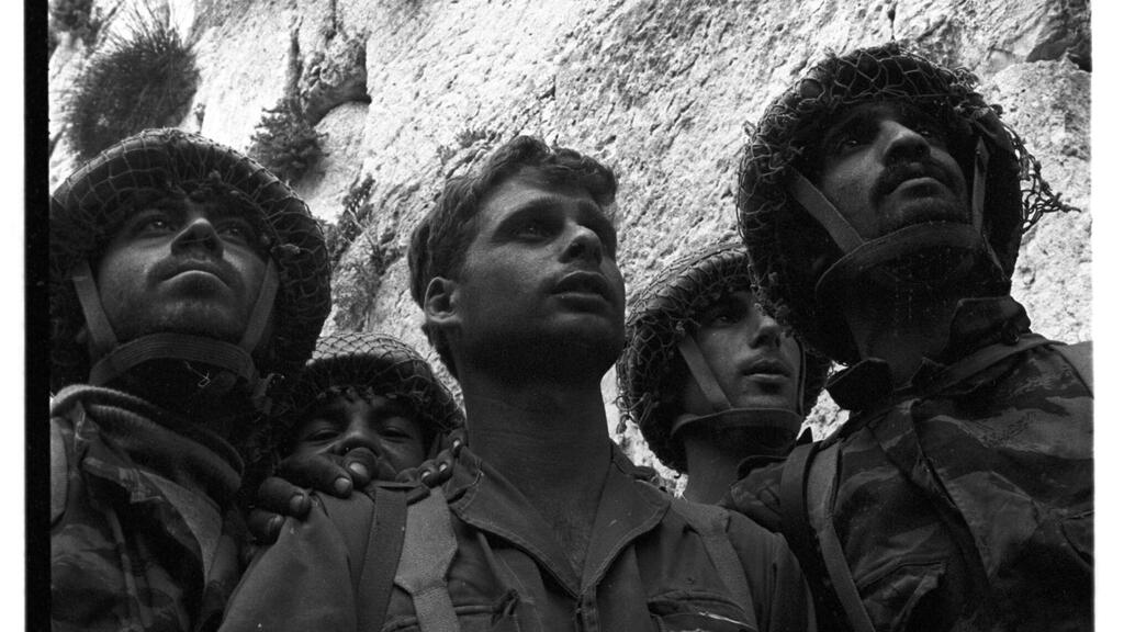 Бойцы ЦАХАЛа у Стены плача в 1967 году. Хаим Коэн во втором ряду справа 