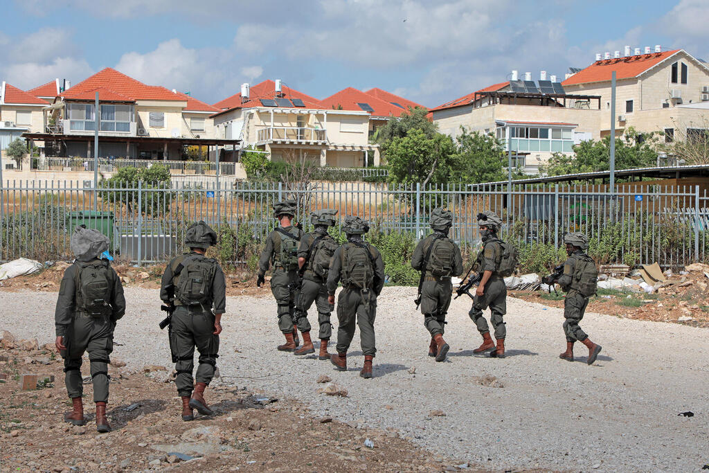 Troops search for escaped terrorists who killed three in Elad on Thursday 