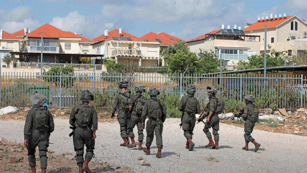 Troops search for escaped terrorists who killed three in Elad on Thursday 