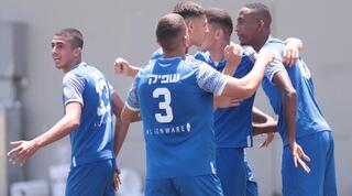 שחקני מכבי פתח תקווה חוגגים עם שלו דניאל