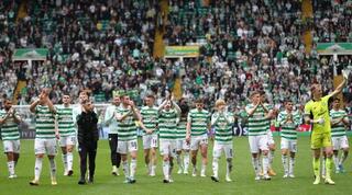 שחקני סלטיק חוגגים בסיום