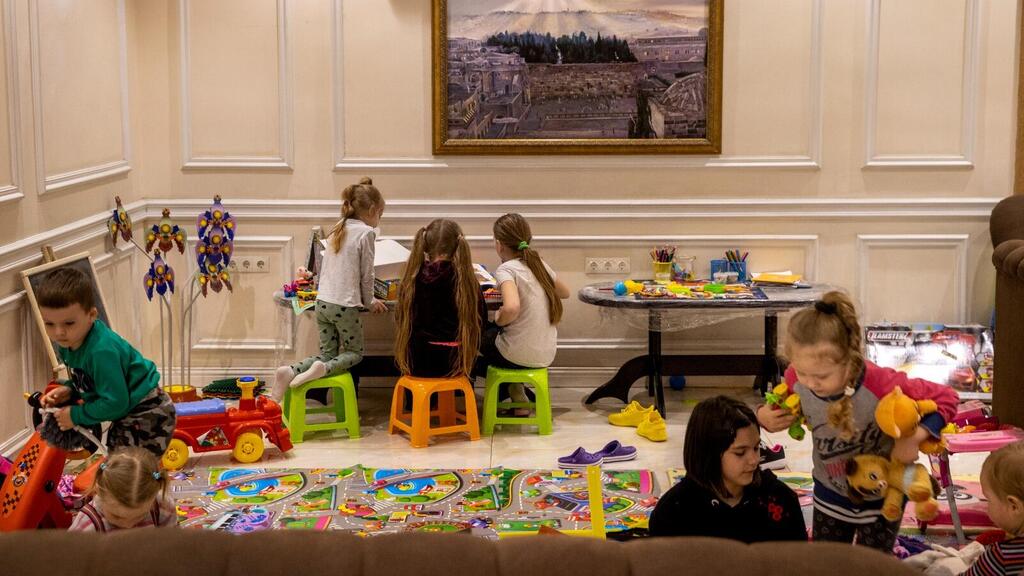 ילדים הפליטים משחקים בגן במלון "אורות" באומן