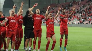 שחקני הפועל ב"ש חוגגים את הניצחון