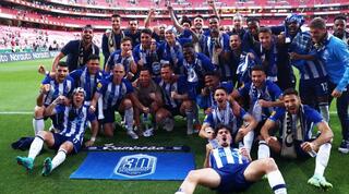 שחקני פורטו חוגגים זכייה באליפות