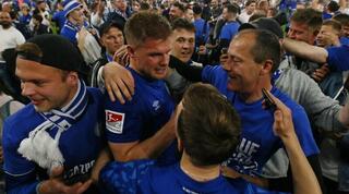 שחקני שאלקה חוגגים עם הקהל על הדשא