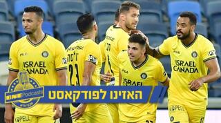 שחקני מכבי ת"א חוגגים עם אוסקר גלוך