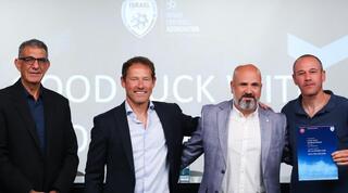 מיכאל זנדברג מקבל תעודת פרו