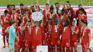 שחקני באיירן מינכן מניפים את צלחת האליפות